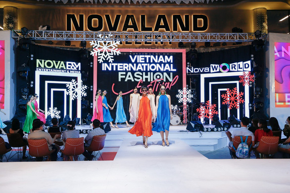 Thành Lộc cùng các người mẫu trình diễn tuần lễ Lễ hội thời trang quốc tế Việt Nam  - Ảnh 6.
