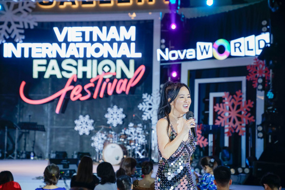 Thành Lộc cùng các người mẫu trình diễn tuần lễ Lễ hội thời trang quốc tế Việt Nam  - Ảnh 9.