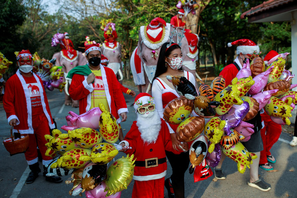 Voi làm ông già Noel, phát quà Giáng sinh cho trẻ em ở Thái Lan - Ảnh 2.
