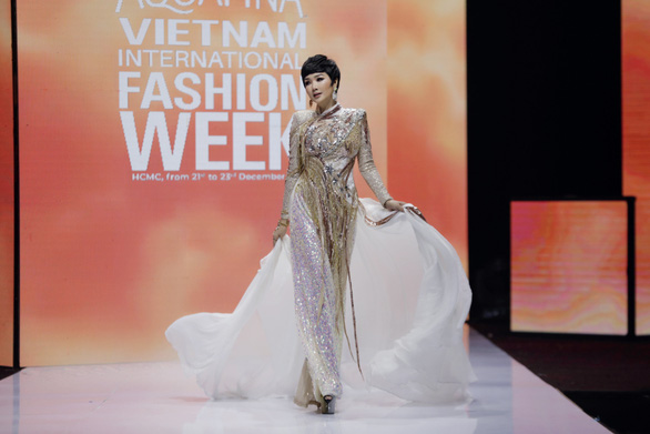 Hoa hậu, á hậu, siêu mẫu hội ngộ trong bộ sưu tập của Ivan Trần, Lê Long Dũng - Ảnh 6.