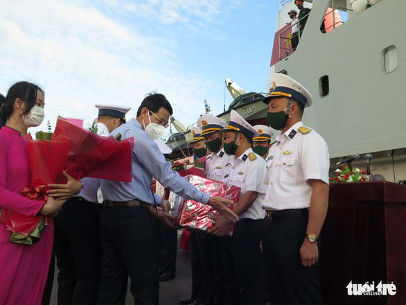 4 tàu hải quân mang quà Tết ra Trường Sa - Ảnh 2.