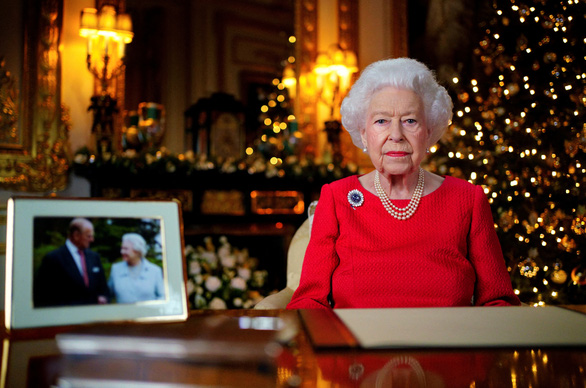 Nữ hoàng Anh: Rất nhớ ánh mắt tinh nghịch của Hoàng thân Philip trong thông điệp Giáng sinh - Ảnh 1.