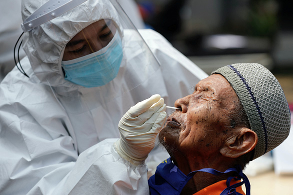 Phát hiện ca nhiễm Omicron cộng đồng đầu tiên, Indonesia tức tốc truy vết - Ảnh 1.