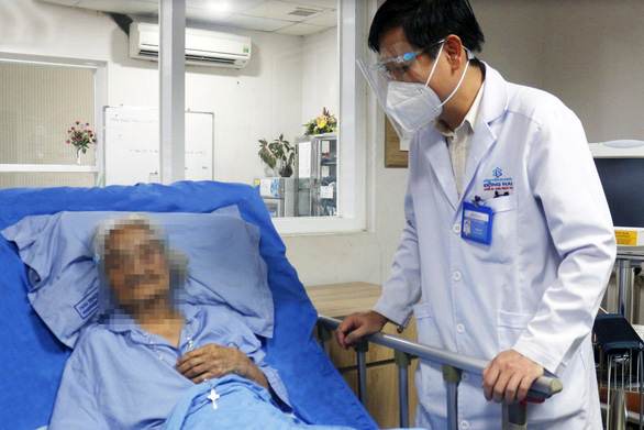 Bệnh viện tỉnh thay khớp háng thành công cho cụ bà 103 tuổi - Ảnh 1.