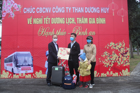 Than Dương Huy đưa đón 600 CBCNV về nghỉ Tết dương lịch, thăm gia đình - Ảnh 2.