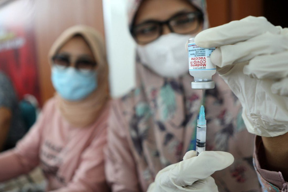 Một người đàn ông Indonesia tiết lộ đã tiêm 16 mũi vắc xin COVID-19 - Ảnh 1.