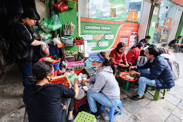 Hà Nội cho phép quận Hoàn Kiếm thí điểm tổ chức việc bán hàng ăn uống trên hè phố - Ảnh 1.