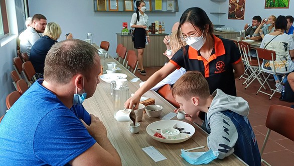 Khách Nga thăm lại Tháp Bà, Hòn Chồng… - Ảnh 6. Khách Nga thăm lại Tháp Bà, Hòn Chồng… - Ảnh 6.