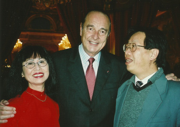GS Trần Quang Hải và danh ca Bạch Yến chụp ảnh cùng Tổng thống Pháp Jacques Chirac năm 2002.