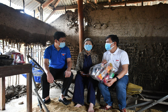 Quà của bạn đọc Tuổi Trẻ đến với người dân ngập lũ Phú Yên, Bình Định - Ảnh 1.