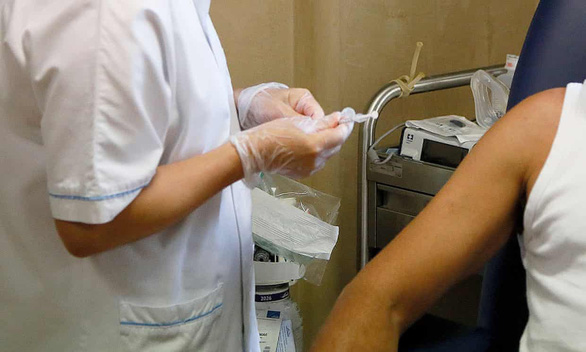 Dùng tay giả lừa nhân viên y tế tiêm vắc xin COVID-19 ở Ý - Ảnh 1.