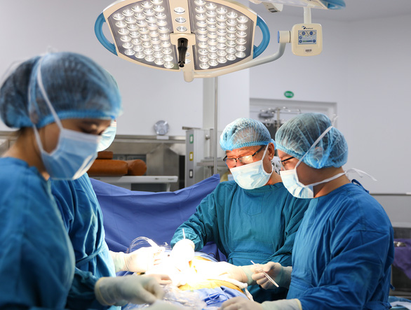 Phẫu thuật thay khớp háng bằng đường mổ ít xâm lấn superPATH ở Bệnh viện Gia Đình - Ảnh 2.