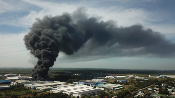 Cháy xưởng sản xuất tôn rộng hàng ngàn mét vuông ở Củ Chi - Ảnh 2.