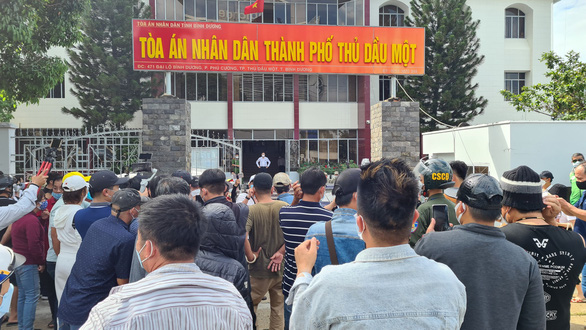 Yêu cầu làm rõ vụ hành hung người và cản trở báo chí trước cổng tòa Thủ Dầu Một - Ảnh 2.