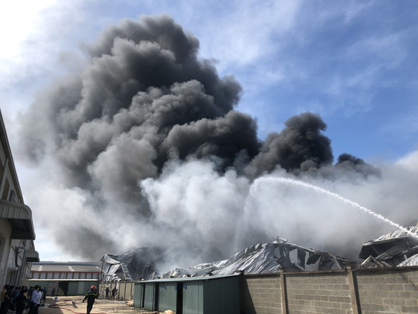 Cháy xưởng sản xuất tôn rộng hàng ngàn mét vuông ở Củ Chi - Ảnh 4.