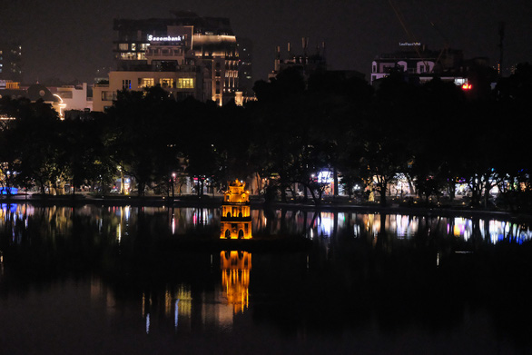 Không bắn pháo hoa, đếm ngược đón năm mới: Phố phường Hà Nội vắng vẻ như ngày thường - Ảnh 1.