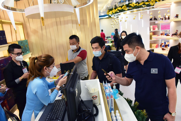 Khu mua sắm SASCO SHOP lớn nhất sân bay Tân Sơn Nhất chính thức đón khách - Ảnh 2.