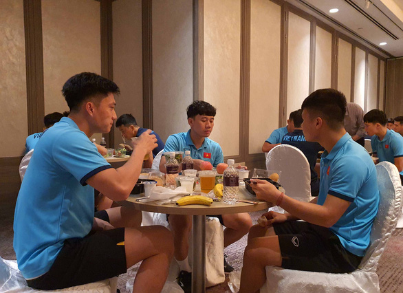 Đội tuyển Việt Nam phải mua thêm đồ ăn để no và ngon - Ảnh 2.