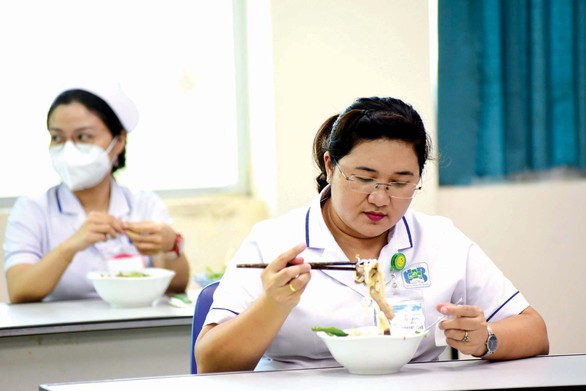 Xe phở yêu thương có ích cho tinh thần y bác sĩ - Ảnh 2. Xe phở yêu thương có ích cho tinh thần y bác sĩ - Ảnh 2.