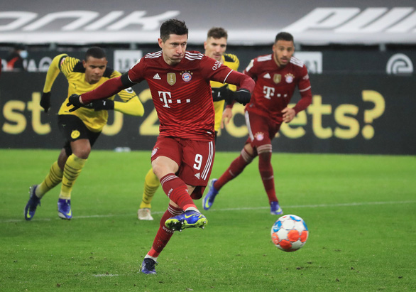 Lewandowski lập cú đúp, Bayern thắng kịch tính trận siêu kinh điển nước Đức - Ảnh 3.