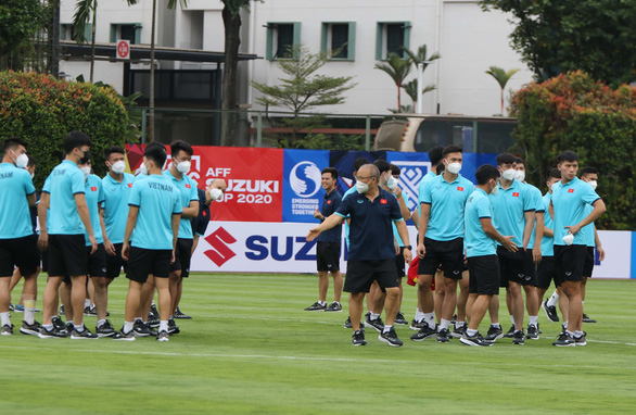 Tuyển Việt Nam tham quan sân thi đấu chính AFF Cup 2020 - Ảnh 1.