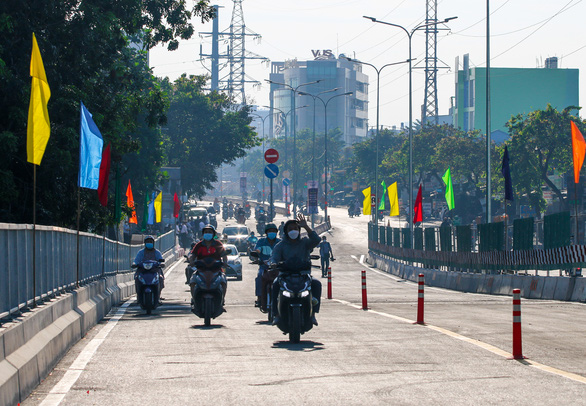 Thông xe nhánh cầu liên kết hai quận, giảm ùn tắc phía tây bắc TP.HCM - Ảnh 4.