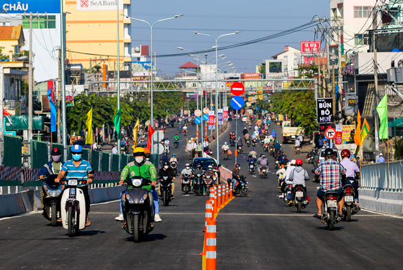 Thông xe nhánh cầu liên kết hai quận, giảm ùn tắc phía tây bắc TP.HCM - Ảnh 1.