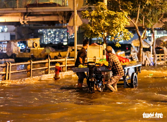 TP.HCM: Đoạn ngập ven kênh Tẻ dài hơn bất thường chiều nay - Ảnh 1.