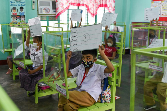 Philippines mở lại trường học khi số ca nhiễm COVID-19 giảm - Ảnh 1.