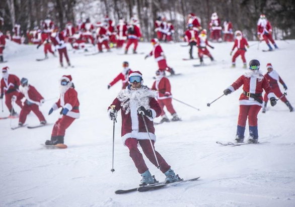 Hàng trăm ông già Noel trượt tuyết từ thiện - Ảnh 1.