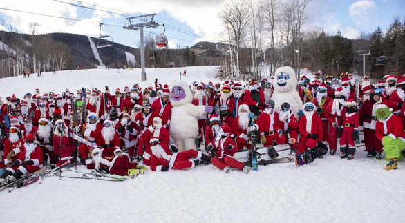 Hàng trăm ông già Noel trượt tuyết làm từ thiện - Ảnh 2.