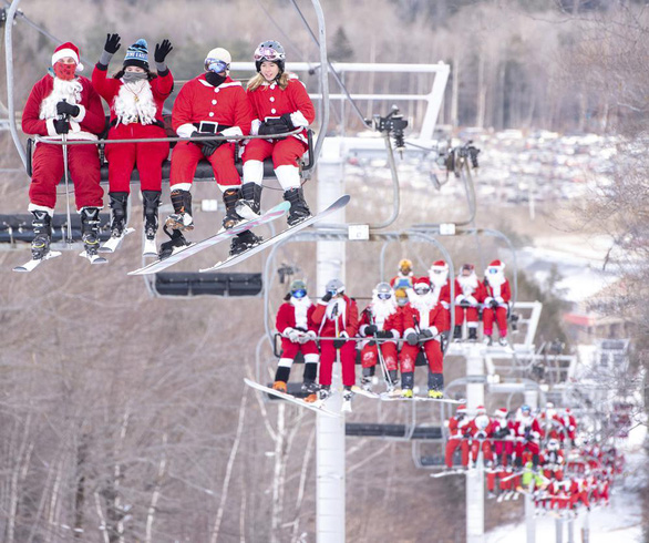 Hàng trăm ông già Noel trượt tuyết từ thiện - Ảnh 3.