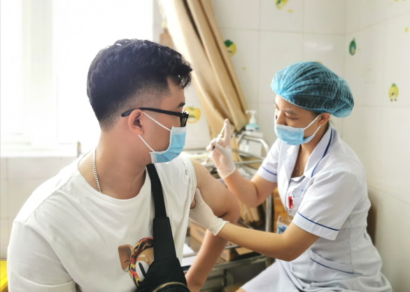 Quảng Ninh phấn đấu hết quý 1-2022 tiêm xong vắc xin mũi 3 cho người dân từ 18 tuổi trở lên - Ảnh 1.