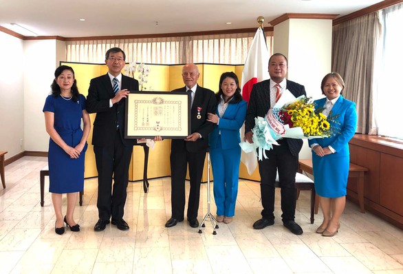 Nhật trao huân chương Mặt trời mọc cho thầy giáo Nguyễn Đức Hòe - Ảnh 1. Nhật trao huân chương Mặt trời mọc cho thầy giáo Nguyễn Đức Hòe - Ảnh 1.