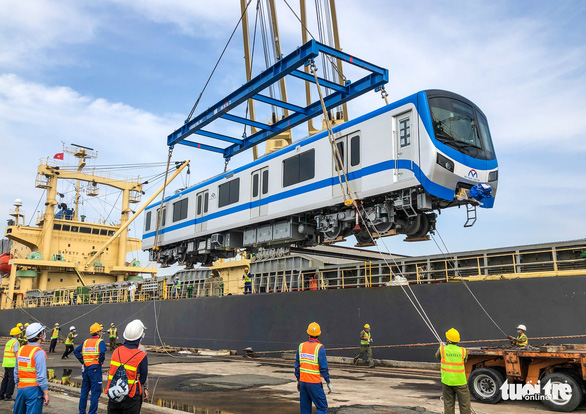 Bốc dỡ tàu metro số 1 lên xe siêu trường, siêu trọng - Ảnh 2.