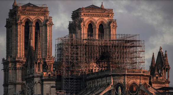 Người Pháp nổi giận vì nhà thờ Đức Bà Paris được tu sửa như công viên Disney - Ảnh 1.