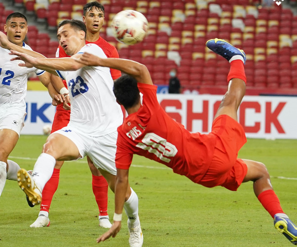 Thắng Philippines 2-1, Singapore đặt một chân vào bán kết AFF Cup 2020 - Ảnh 1.