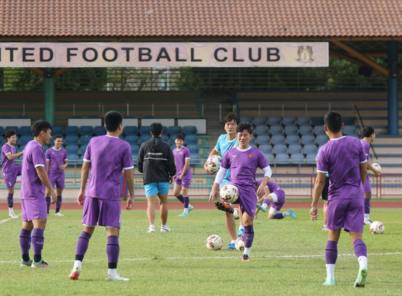 Ông Park cùng các trợ lý đi xem trận Malaysia - Lào và Indonesia - Campuchia - Ảnh 1.