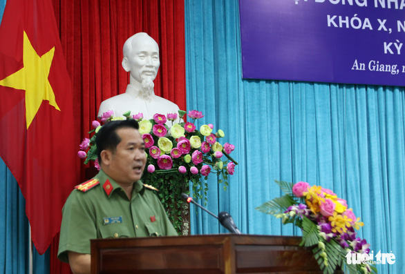Đại tá Đinh Văn Nơi trả lời chất vấn về vụ đánh đề 2.000 tỉ đồng và buôn lậu - Ảnh 1.