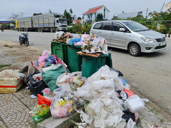 Một hộ dân chặn đường, rác ùn ứ khắp TP Quảng Ngãi - Ảnh 1.