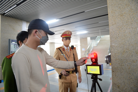 Metro Cát Linh - Hà Đông thí điểm camera quét căn cước công dân gắn chip - Ảnh 2.
