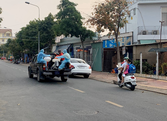 NÓNG: Bình Dương có sinh viên mắc COVID-19, phong tỏa trong đêm - Ảnh 5.