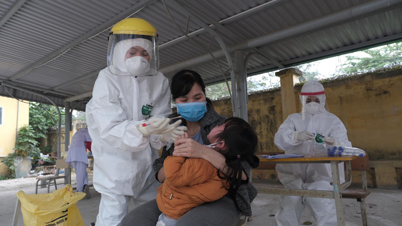 Upon detecting 2 more cases of COVID-19 infection, Me Linh blocks a village - Photo 3.