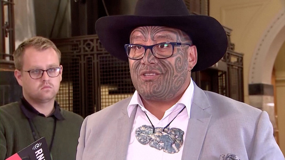 Nghị sĩ gốc thổ dân New Zealand bị đuổi khỏi cuộc họp vì không đeo cà vạt - Ảnh 1.