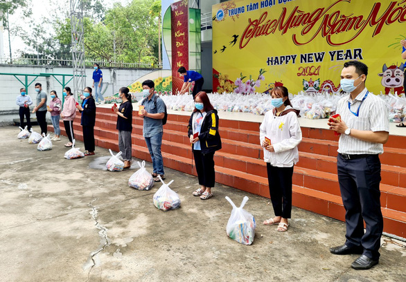 Tặng bánh chưng, bánh tét, phong bao lì xì... cho những người con xa quê - Ảnh 4.