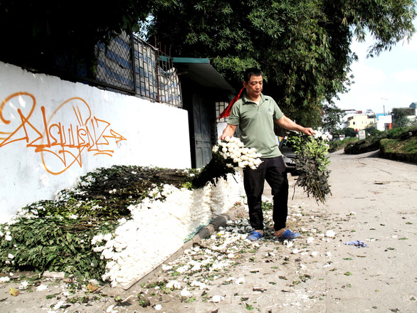 Tet 30 in Hanoi: Peaches and kumquats bloom, but few people buy them, fresh flowers pile up - Photo 6.