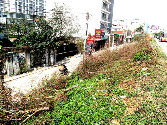 On the 30th of Tet in Hanoi: Peaches and kumquats bloom, but few people buy them, fresh flowers pile up - Photo 9.