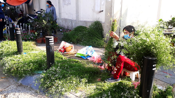 Tet 30 in Hanoi: Peaches and kumquats bloom, but few people buy them, fresh flowers pile up - Photo 5.