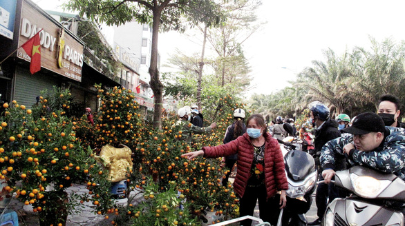 Tet 30 in Hanoi: Peaches and kumquats bloom, but few people buy them, fresh flowers pile up - Photo 2.