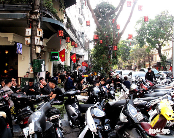 On the afternoon of the 30th of Tet, Hanoi people line up to eat ice cream and coffee - Photo 3.